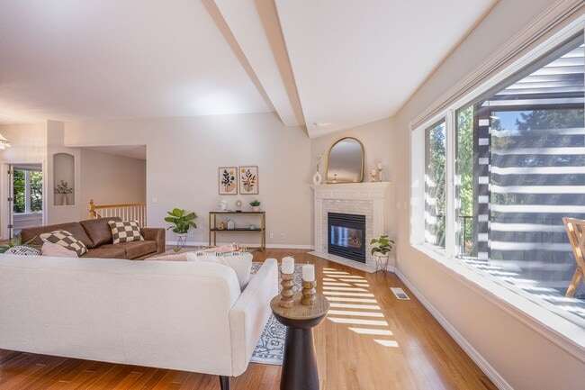 Building Photo - BEAUTIFUL 5 Bedroom Home in the Sought-After Hillshire Estates of Bull Mountain