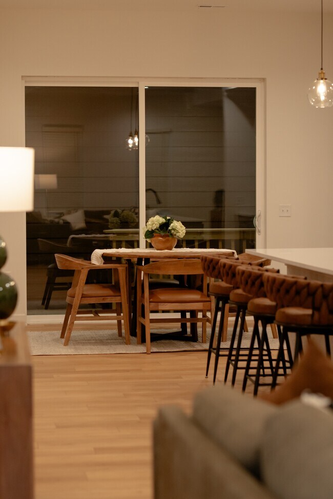 Building Photo - 1204 SW Franklin Dr