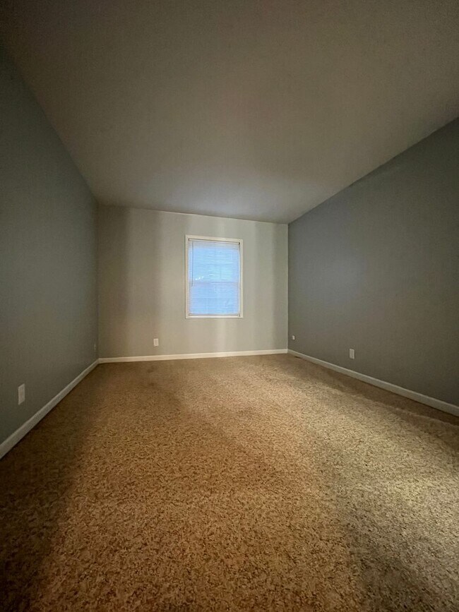 Building Photo - Check out this spacious 2 Bed/1.5 Bath