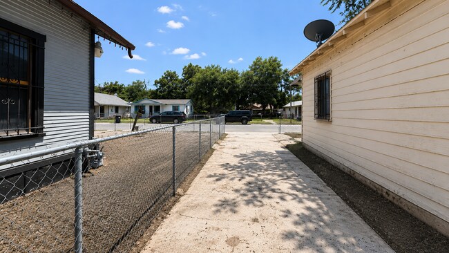Building Photo - 1817 San Luis St