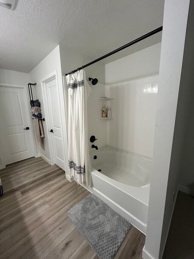 Master Bath - 3197 W 3825 S