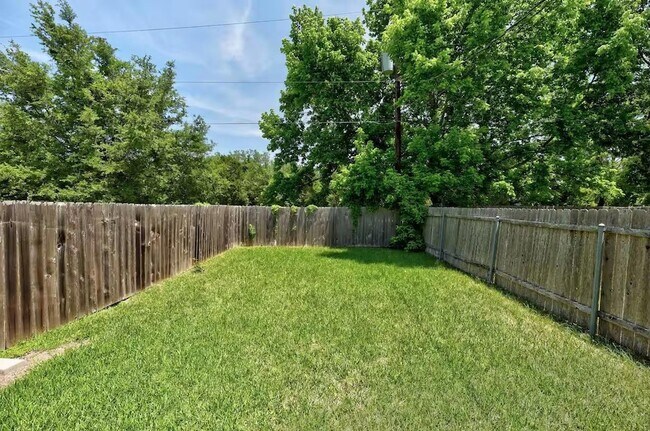 Building Photo - 13305 Saddlebrook Trail