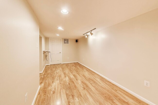 Building Photo - Perfect on Parkway --- Gorgeous, Fully Upd...