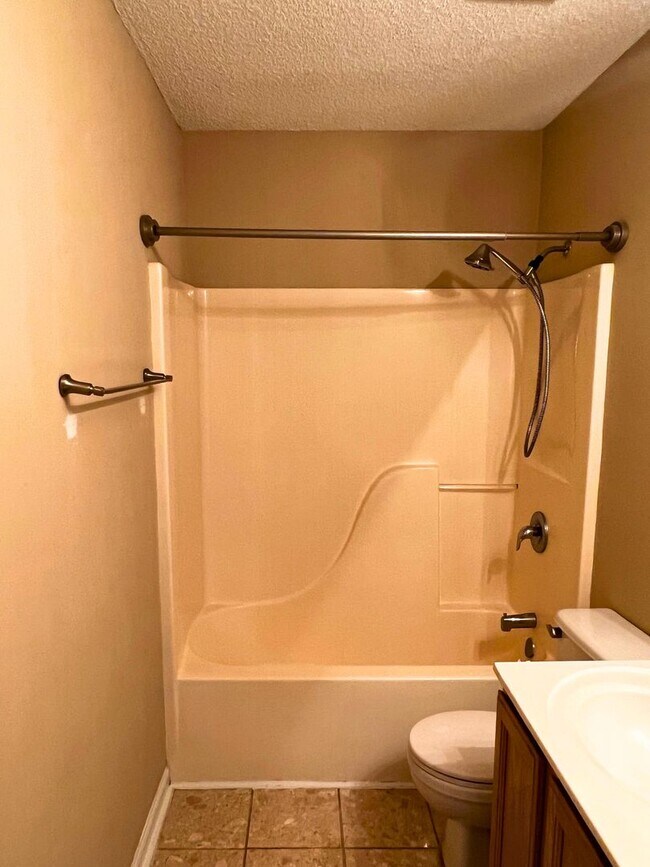 Building Photo - Charming 4/2 with fenced in yard