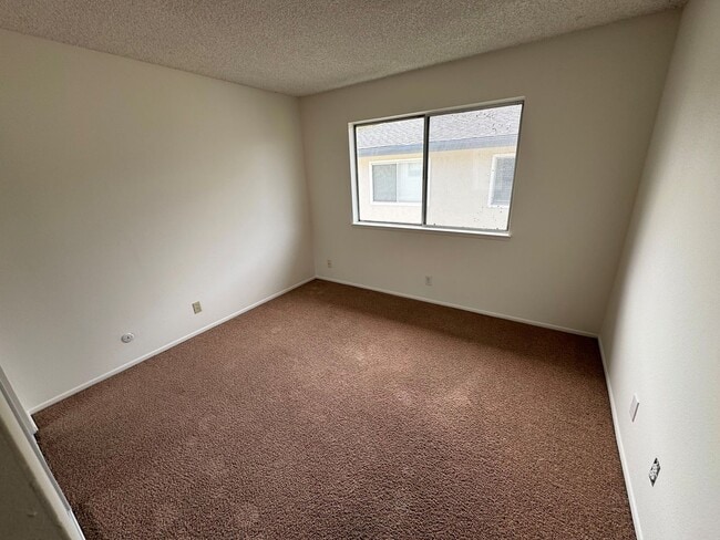 Building Photo - Centrally Located McKeon Condo