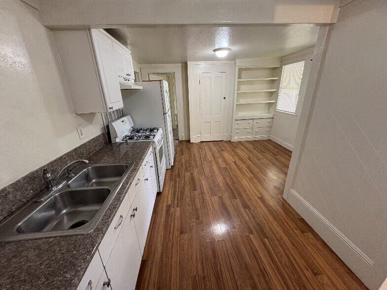 Building Photo - 824 Spencer Ave