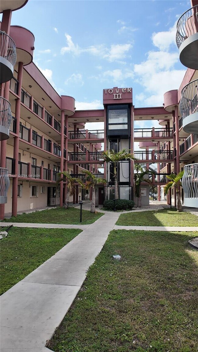 Building Photo - 5400 W 21st Ct