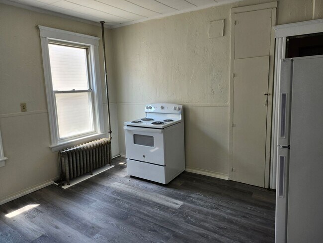 Building Photo - 3 Bed, 1 Bath 3rd floor apartment