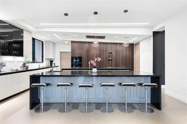 Building Photo - 1400 Bayview Dr