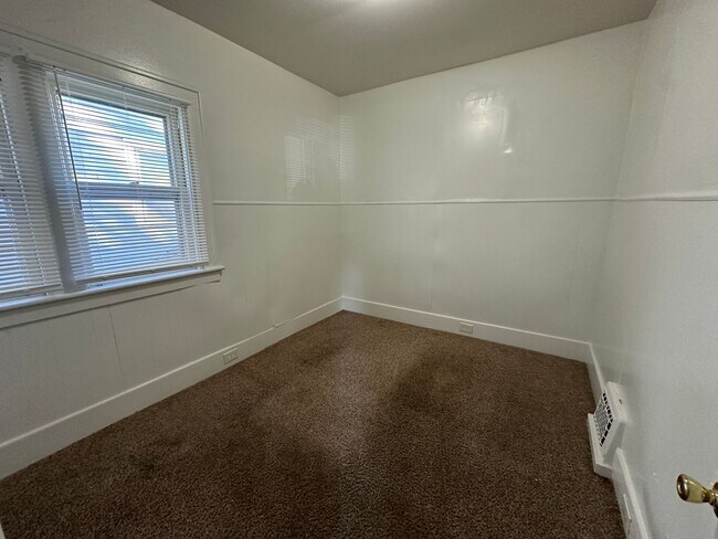 Building Photo - Wesley St 336-338 W