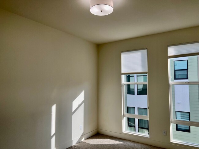 Building Photo - Exclusive Executive Condo in the Heart of ...
