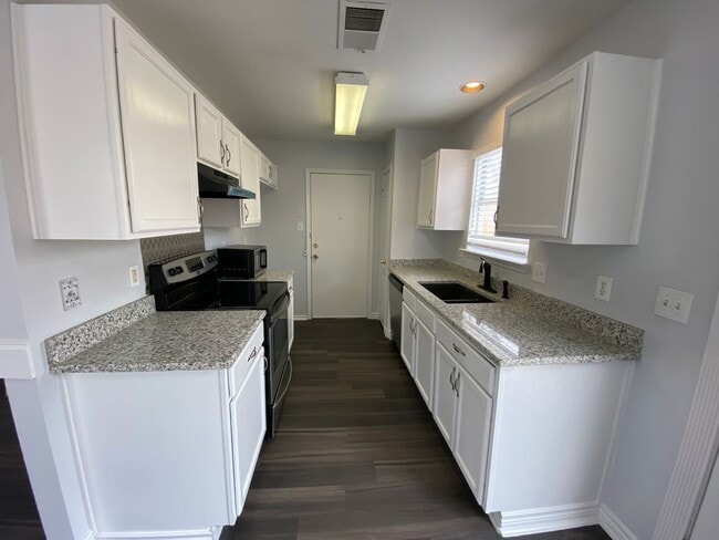 Building Photo - Newly Remodeled!