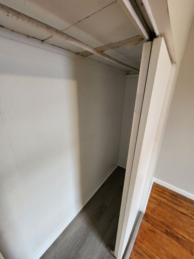 Building Photo - Spacious 3-Bedroom, 1-Bathroom Home AVAILABLE NOW!!