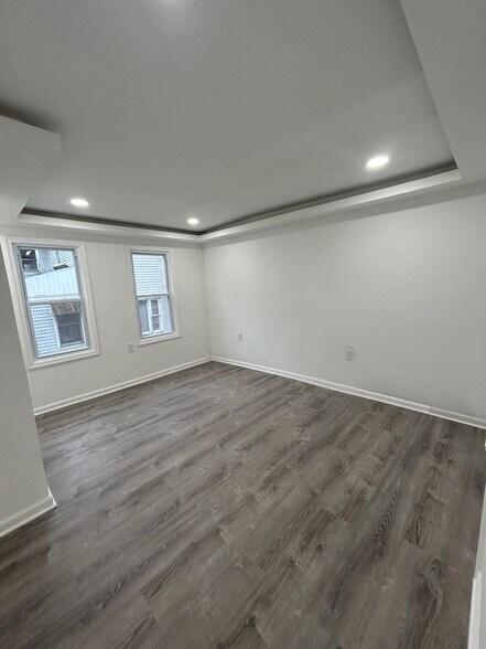 Building Photo - 330 E Pine St