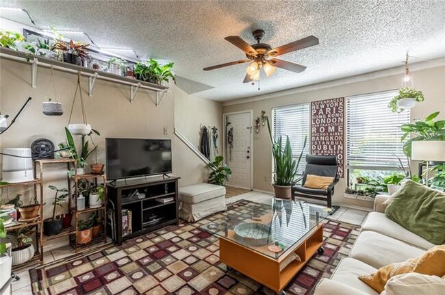 Building Photo - 2 Bd / 2 Ba Townhome Minutes Away From Campus & Downtown!