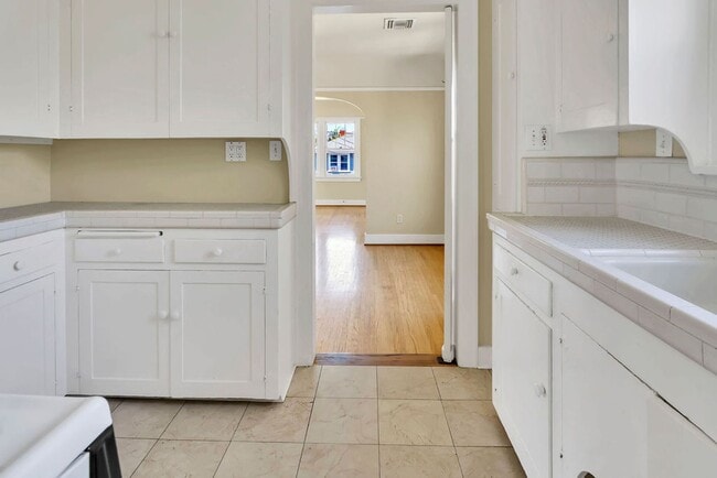 Building Photo - Great upstairs bungalow in Hillcrest with one car garage!