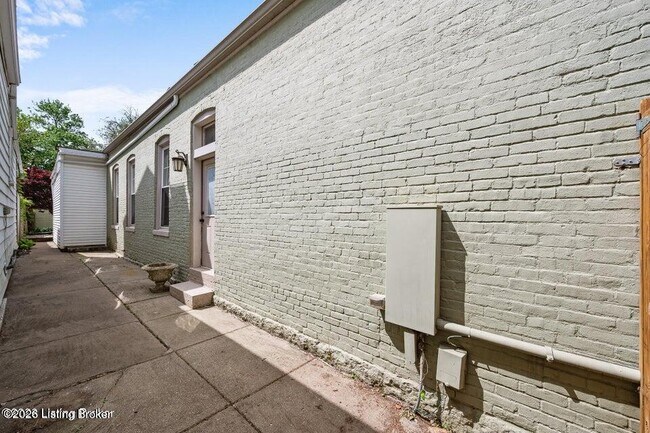 Building Photo - 722 Camp St