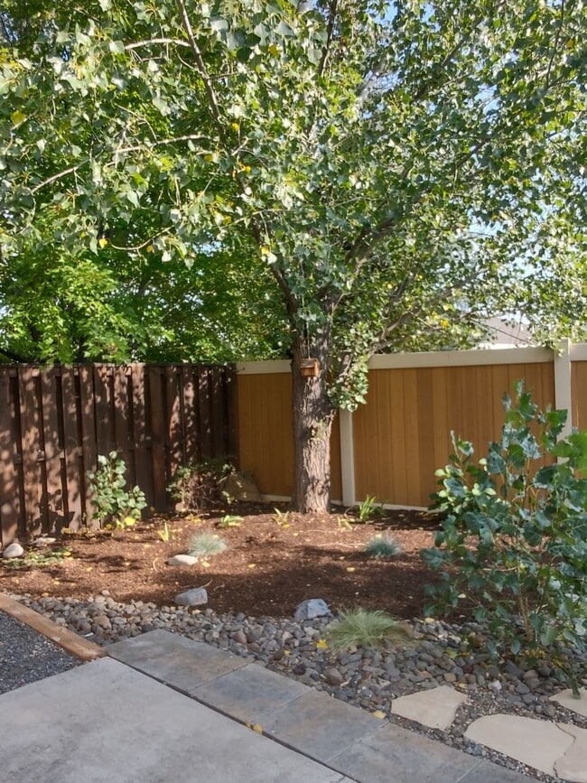 Building Photo - Freshly updated 4 bedroom 2.5 bath, two st...