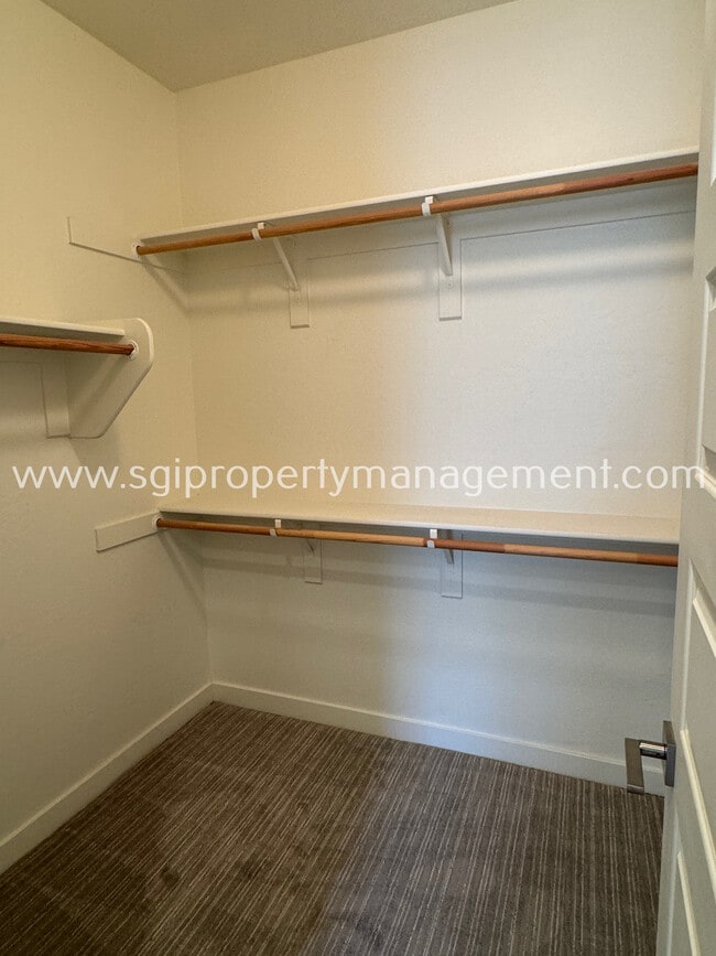 Building Photo - Luxurious Biltmore Townhome