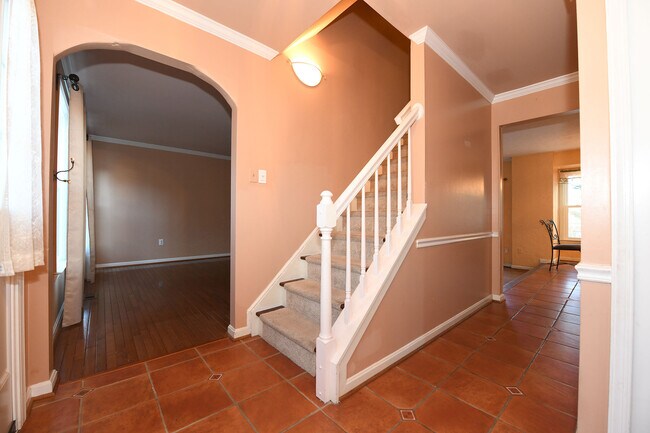 Building Photo - Gorgeous 4 BR 2+2 Baths Colonial - Finished Walk-Out Basement and Car Garage