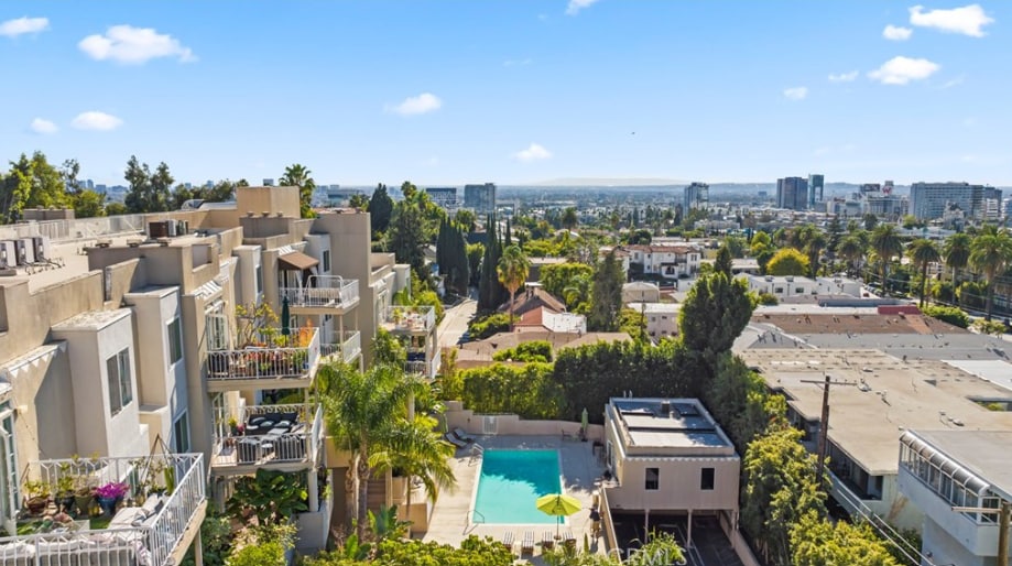 Building Photo - 2222 N Beachwood Dr