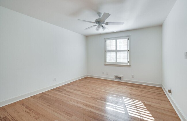 Building Photo - Fantastic renovated 5BE/4BA family home on beautiful oversized private Lot in the heart of Belle ...