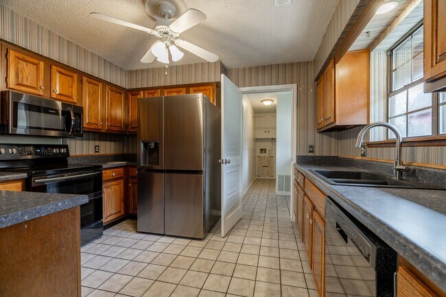 Building Photo - Beautiful 4BR Home Near UofA Campus! Lawn Care Included