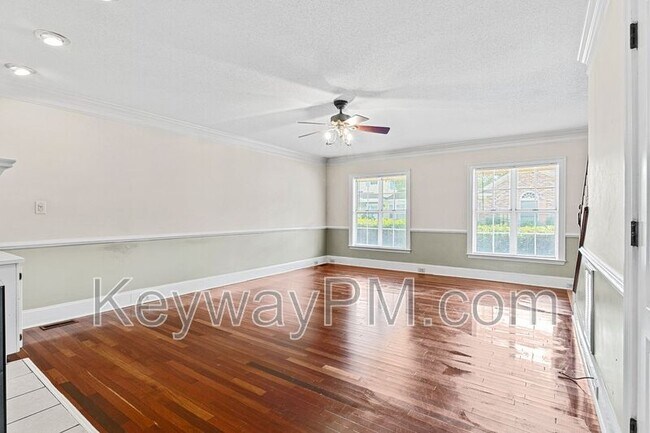 Building Photo - 15 Mulberry Ln