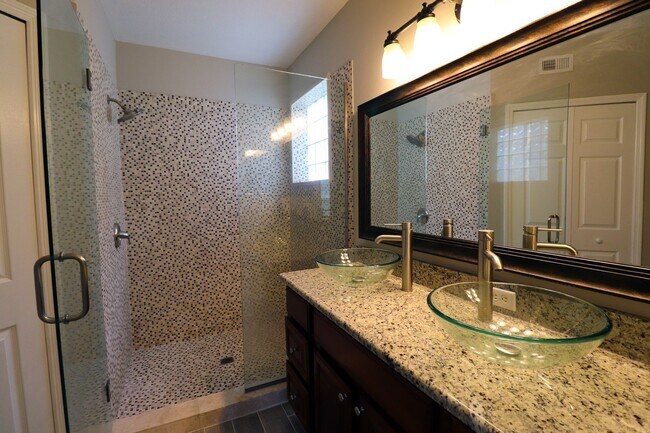 Building Photo - Beautiful 4-Bedroom Home in Gated Golf Community – East Orlando