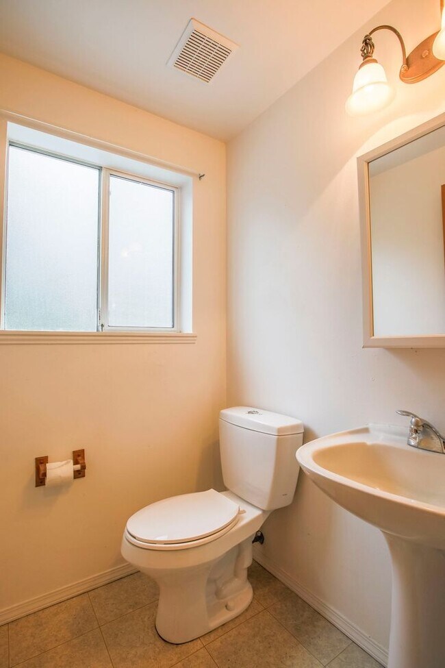 Building Photo - Cute Two Bedroom and Two Bath Townhome Located Just Minutes from the Clinton Ferry!