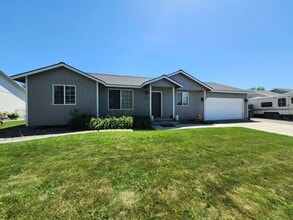 Building Photo - Beautiful Pasco Home w/Peaceful Backyard