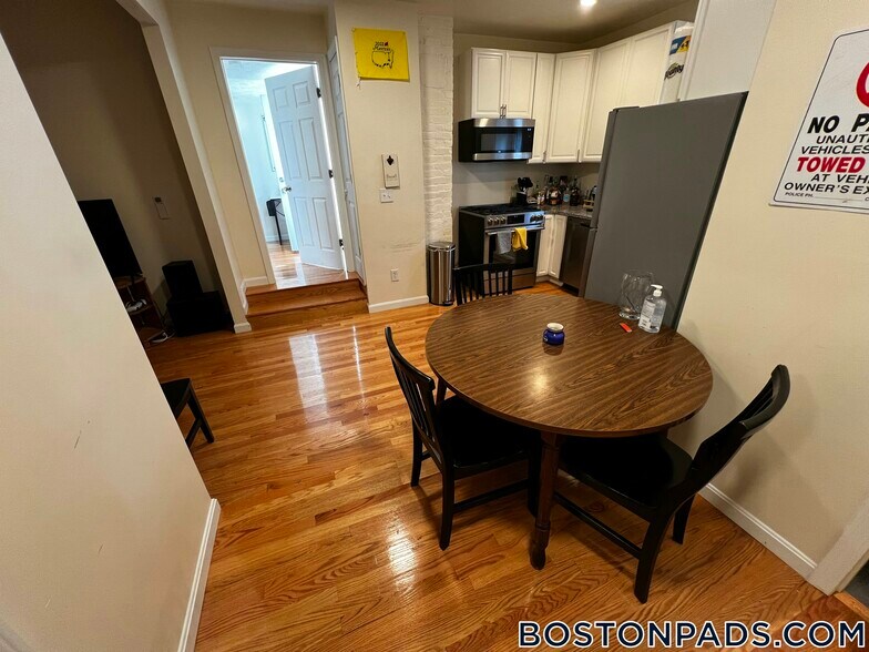 Building Photo - 525 E 3rd St