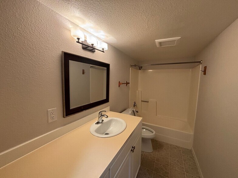 Building Photo - Beautiful updated Condo in Bellevue! (phot...