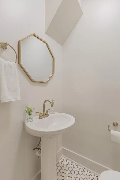 master bathroom ensuite - 2403 Bailey Ave