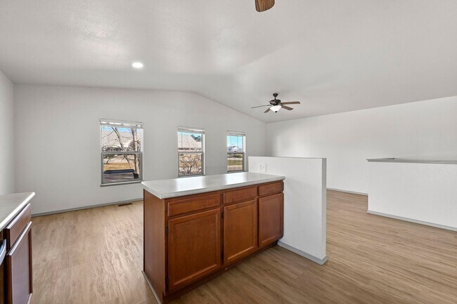 Building Photo - 330 Putnam Dr