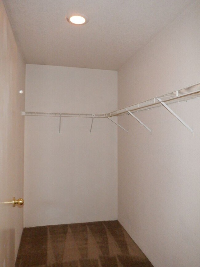Building Photo - Single Level 2 Bed/2 Bath End Unit with Ga...