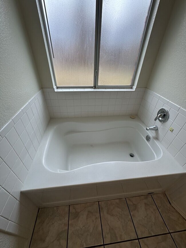 Building Photo - 4 Bed 2 Bath Available Now!