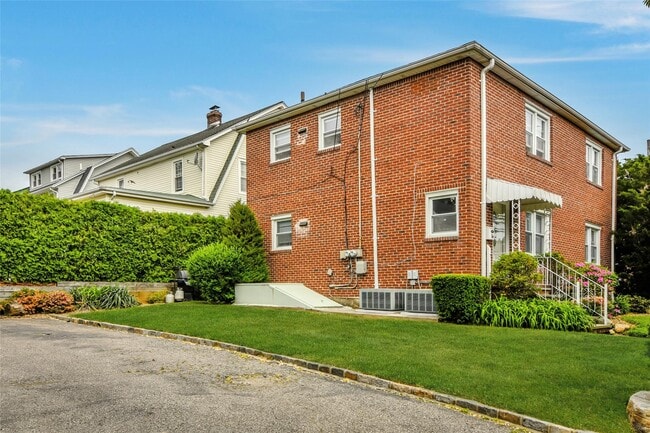 Building Photo - 42 Beechwood Ave