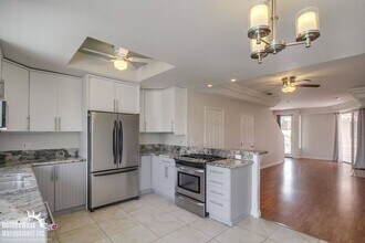 Building Photo - Modern 2Bdm 2.5Ba Town-home with Bonus Roo...