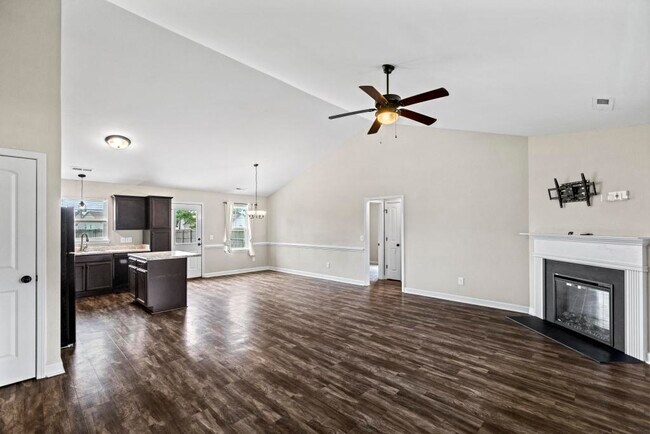 Building Photo - 211 Rowland Dr