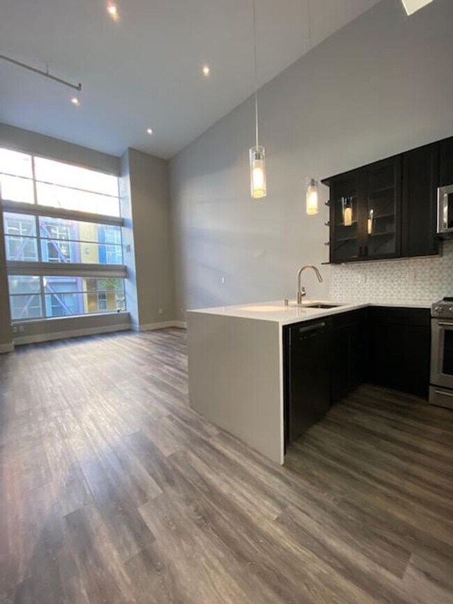 Primary Photo - HUGE, remodeled 2 Level 2br/2Ba Loft, Park...