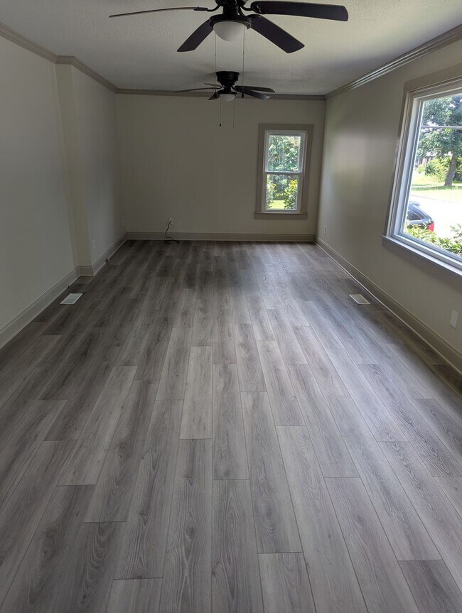 Building Photo - Remodeled 2 Bed 1 Bath Home Convenient Location