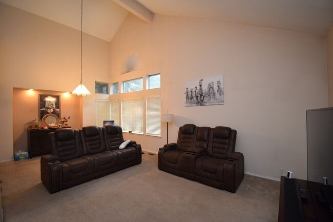 Building Photo - Bright Holladay 4 Bed Home – High Ceilings in Prime Location!!