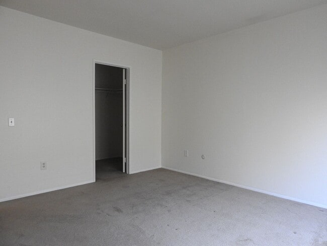 Building Photo - Lovely 2 bedroom townhouse