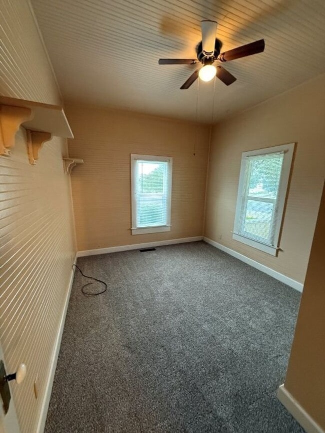 Building Photo - 3 Bedroom 1.5 Bath Downtown Dixon *STAR RENTALS