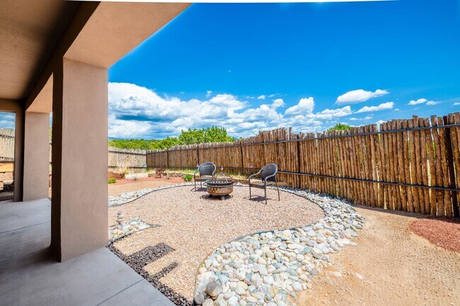 Building Photo - Stunning 3-Bedroom Home with Mountain View...