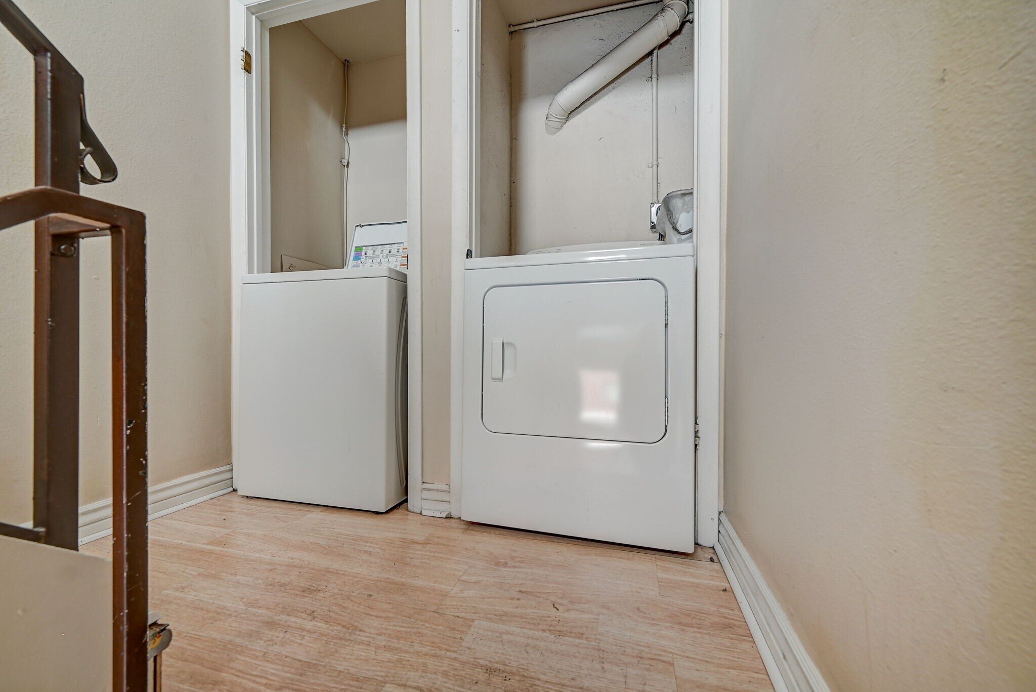 Washer/Dryer - 158 W 300 N