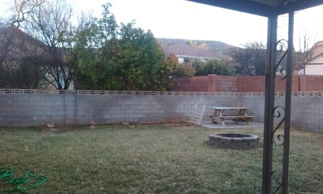 Building Photo - "Charming 3-Bed, 2-Bath Gem in St. George - Bloominton Hills  - Available March 2026