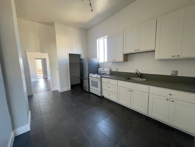 Primary Photo - 1534 Center St