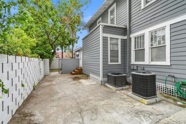 Building Photo - 6810 N Navin Ave